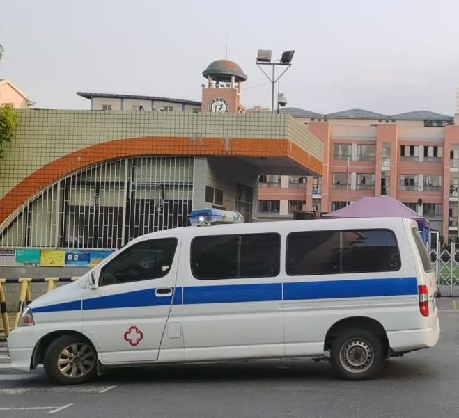 荔波救护车出租护送骨折病人一公里多少钱